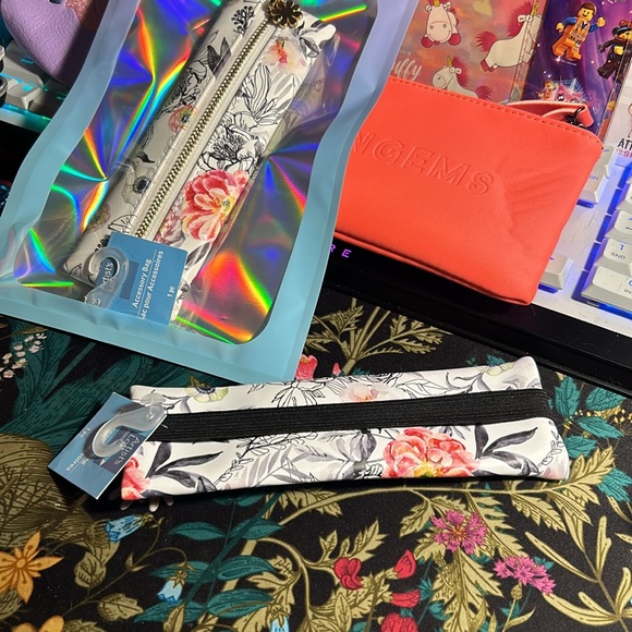 Mini Pen Pouch - new w/tag - artists loft - Picture 6 of 7